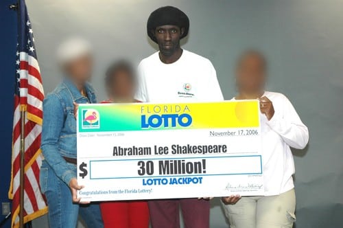 Abraham Shakespeare khi nhận giải độc đắc. Ảnh: CNBC.