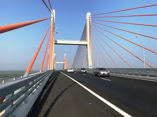 Vị trí mặt cầu bị vênh xuất hiện tại các trụ cầu chữ H. Ảnh: Minh Cương