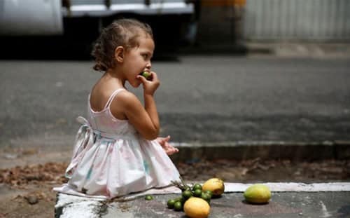 Venezuela: Người bới rác tìm đồ ăn, chết không quan tài, kẻ ung dung sống xa xỉ - Ảnh 2