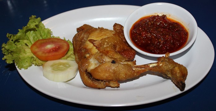  Sẽ thật tuyệt vời nếu bạn kết hợp Ayam Penyet cùng với cơm nóng và sốt samba