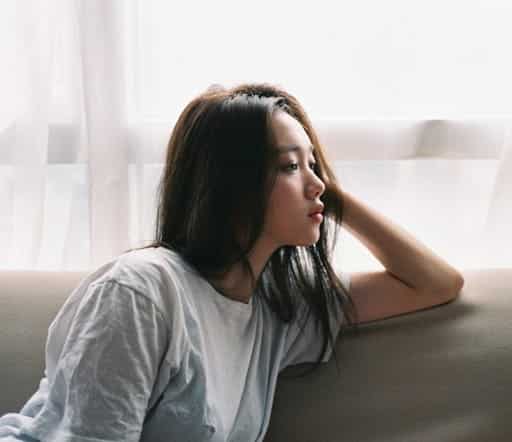 Bác sĩ cảnh báo về hội chứng tự bóc da tay đến rỉ máu như Hương Tràm