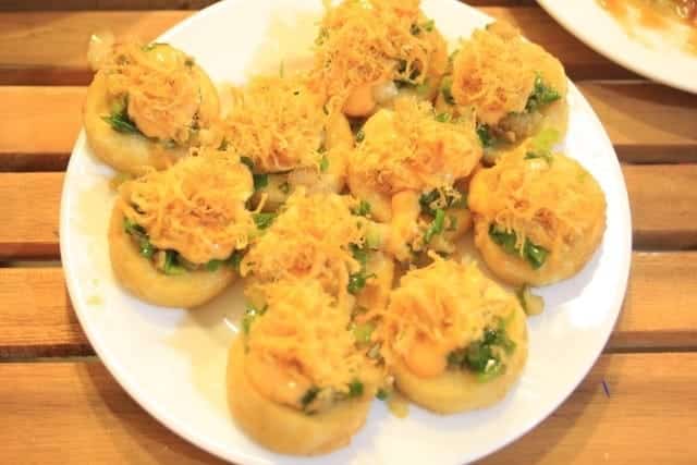  Một số nơi còn ăn món này kèm cả chà bông.