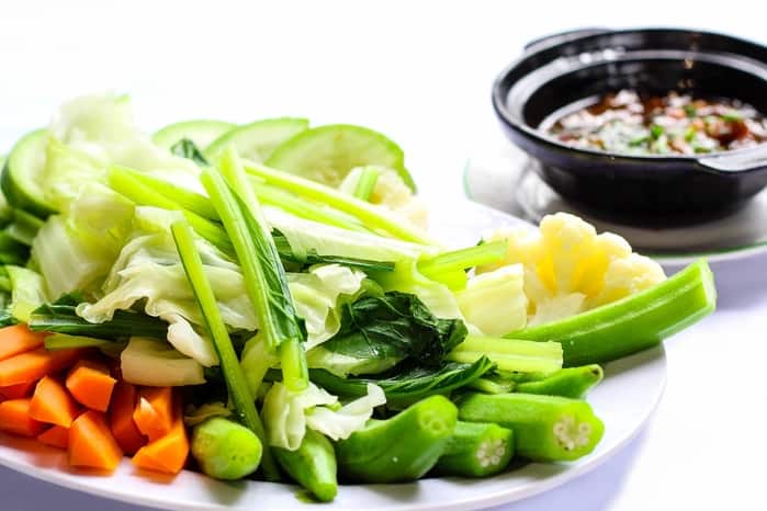  Đĩa rau đã luộc mang màu sắc tươi xanh, hấp dẫn