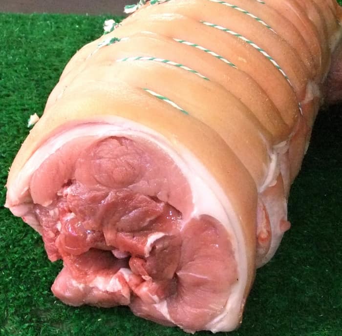  Buộc chân giò thật chặt để món ăn thêm đẹp mắt.