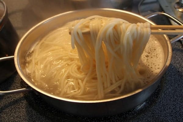  Đun nước sôi sau đó cho mì vào nấu