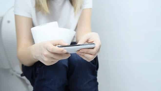 Nghiên cứu cho thấy có 75% số người sử dụng điện thoại trong nhà vệ sinh. Ảnh: BZ