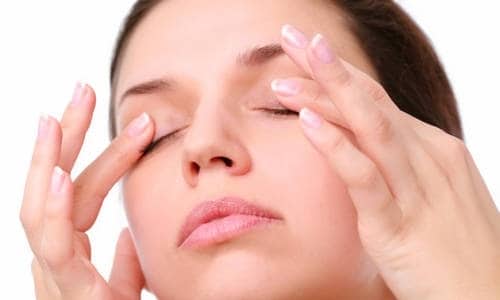  Massage mắt thường xuyên là cách giúp mắt nghỉ ngơi, thư giãn (ảnh minh họa).