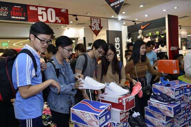 Các trung tâm thương mại lại thất thủ trong mùa săn sale Black Friday 2017 - Ảnh 1.
