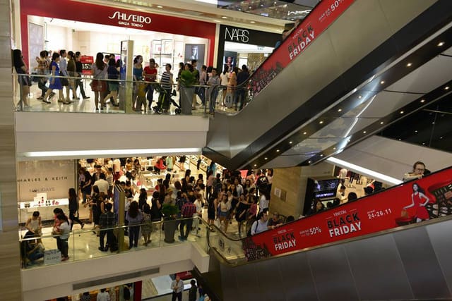 Các trung tâm thương mại lại thất thủ trong mùa săn sale Black Friday 2017 - Ảnh 2.