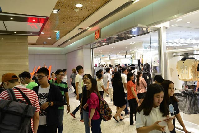 Các trung tâm thương mại lại thất thủ trong mùa săn sale Black Friday 2017 - Ảnh 3.