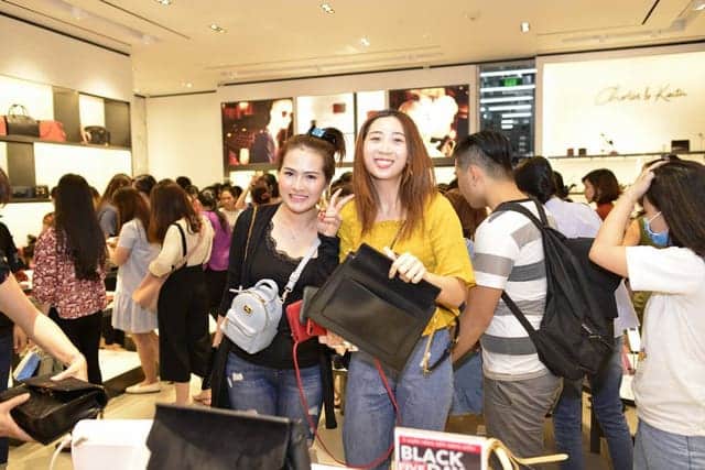 Các trung tâm thương mại lại thất thủ trong mùa săn sale Black Friday 2017 - Ảnh 4.