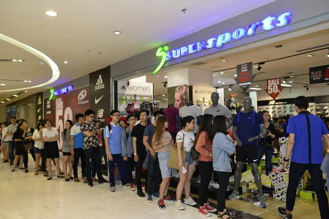 Các trung tâm thương mại lại thất thủ trong mùa săn sale Black Friday 2017 - Ảnh 9.