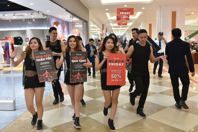 Các trung tâm thương mại lại thất thủ trong mùa săn sale Black Friday 2017 - Ảnh 10.