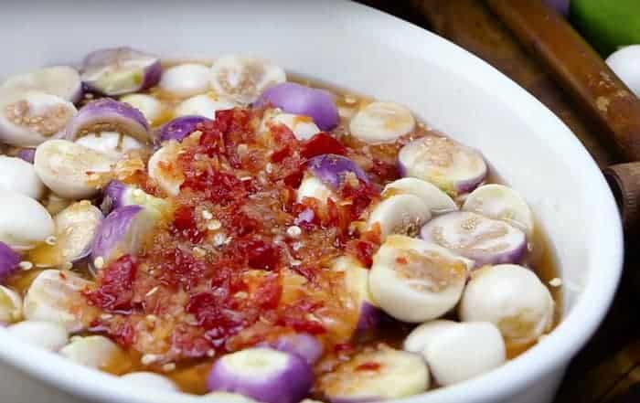 Vị chua chua, cay cay, ngọt ngọt và độ giòn sựt của miếng cà thi ăn một miếng đã muốn ăn miếng tiếp theo.