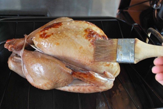  Thoa lên toàn thân gà một lớp dầu mỏng