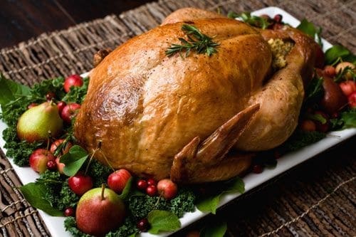 Tuyệt chiêu nướng gà nguyên con ngon từ bên trong, giòn rụm lớp da bên ngoài