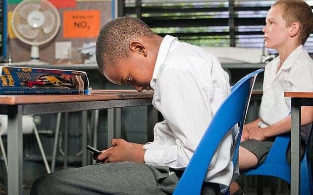 Ngồi xổm, vắt chéo chân và những thói quen hằng ngày gây hại không tưởng đến sức khỏe ít ai biết