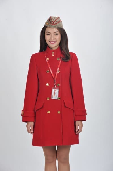 Đồng phục tiếp viên Vietjet Air do nhà thiết kế châu Âu thực hiện dựa trên ý tưởng đồng phục của thiếu sinh quân trong đội vệ quốc quân. Đối với tiếp viên nữ, áo thun đỏ cách điệu, thắt nơ trên cổ, quần soóc kèm theo mũ ca-lô kẻ sọc và các phụ kiện như cánh bay, huy hiệu, thắt lưng nâu và đôi giày búp bê đỏ tạo điểm nhấn cho trang phục.