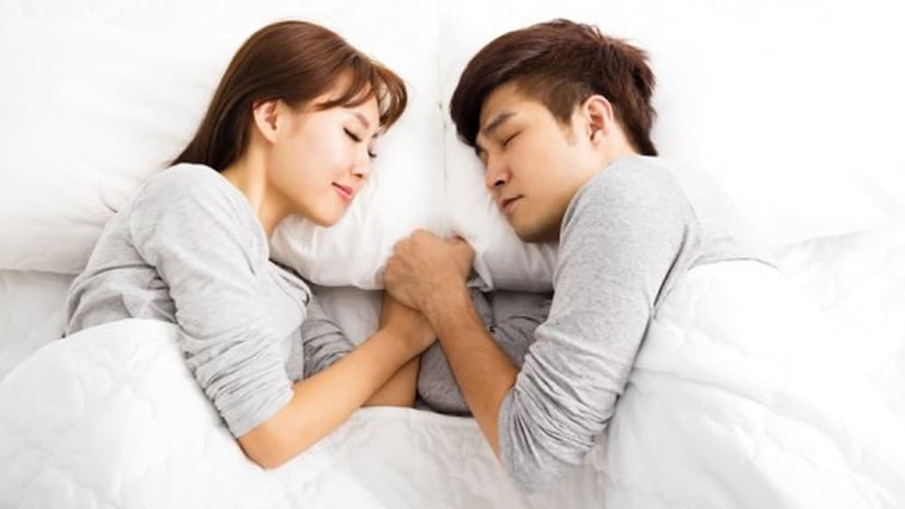 Káº¿t quáº£ hÃ¬nh áº£nh cho Má»t sá» cáº·p vá»£ chá»ng hoáº·c con cÃ¡iâ¦ thÆ°á»ng xuyÃªn Ã¡p dá»¥ng tÆ° tháº¿ nÃ y, vÃ¬ há» cho ráº±ng tÆ° tháº¿ nÃ y sáº½ giÃºp há» gáº§n gÅ©i vá»i nhau hÆ¡n. Tuy nhiÃªn trong quÃ¡ trÃ¬nh ngá»§, cÆ¡ thá» chÃºng ta sáº½ tháº£i khÃ­ cacbonic. NhÆ°ng tÆ° tháº¿ nÃ y sáº½ khiáº¿n chÃºng ta hÃ­t khÃ­ cacbonic cá»§a nhau, gÃ¢y nÃªn tÃ¬nh tráº¡ng thiáº¿u oxy, gÃ¢y má»t má»i, nhá»©c Äáº§u hay má»ng du trong khi ngá»§â¦ Náº¿u phÃ²ng ngá»§ vá»«a kÃ­n mÃ­t láº¡i cháº­t chá»i thÃ¬ báº¡n cÃ ng cÃ³ nguy cÆ¡ bá» má»t má»i hÆ¡n.