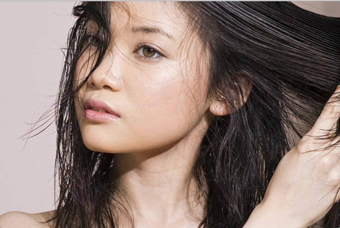 Mùa lạnh tới, nếu còn giữ thói quen chăm sóc tóc này thì bạn sẽ phải đối mặt với những vấn đề sức khỏe sau - Ảnh 2.