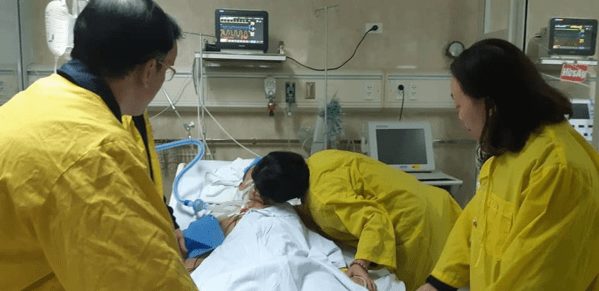 Nụ hôn cuối cùng của người vợ từ biệt chồng trước khi thực hiện nguyện vọng hiến tạng cứu người của anh. 