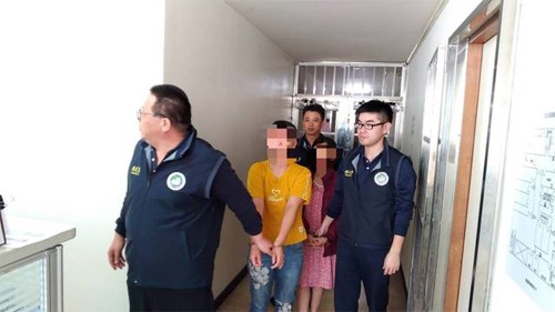 Cảnh sát đang tạm giữ một số người Việt để điều tra.
