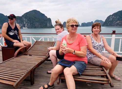 Nhóm du khách Australia từng bức xúc khi mua tour du thuyền Hạ Long nhưng chất lượng dịch vụ thực tế không như công ty quảng cáo, tàu đón khách ở Cát Bà, Hải Phòng. Ảnh: Lynne Ryan.