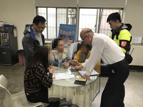 Một số du khách đã ra trình diện chính quyền khi thấy thông báo trên phương tiện thông tin truyền thông. Ảnh: Apple Daily.