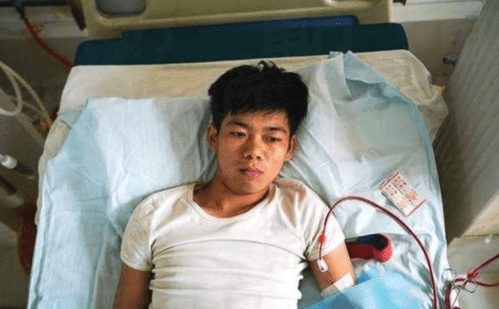 Tiểu Vương giờ sức khỏe giảm sút vì thường xuyên phải lọc máu.
