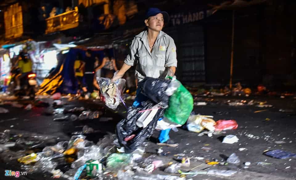 Bien rac sau cuoc vui Trung thu tren duong pho hinh anh 9