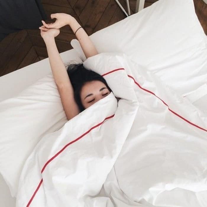 Góc Cảnh Giác: Nguy hại khôn lường đến sức khỏe khi ngủ trùm chăn kín đầu trong thời gian dài