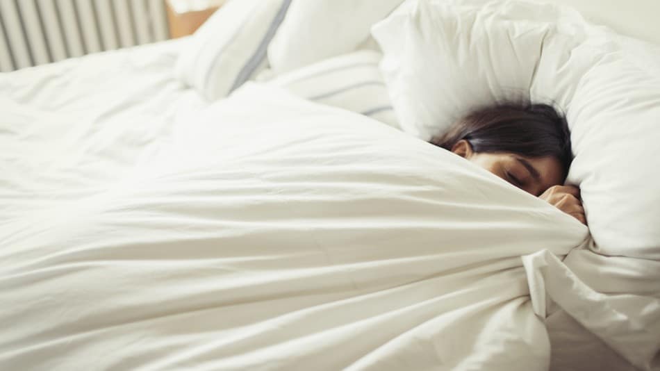 Góc Cảnh Giác: Nguy hại khôn lường đến sức khỏe khi ngủ trùm chăn kín đầu trong thời gian dài