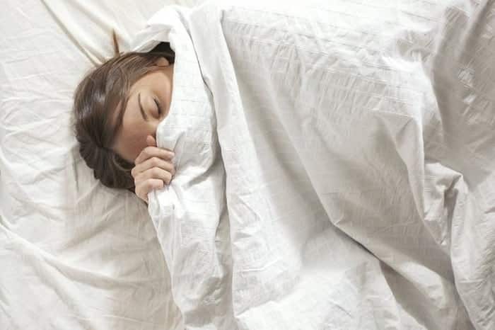 Góc Cảnh Giác: Nguy hại khôn lường đến sức khỏe khi ngủ trùm chăn kín đầu trong thời gian dài