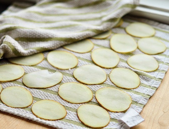 Cách làm snack khoai tây bằng lò vi sóng cực dễ cho cả nhà thích mê
