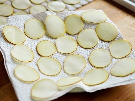 Cách làm snack khoai tây bằng lò vi sóng cực dễ cho cả nhà thích mê