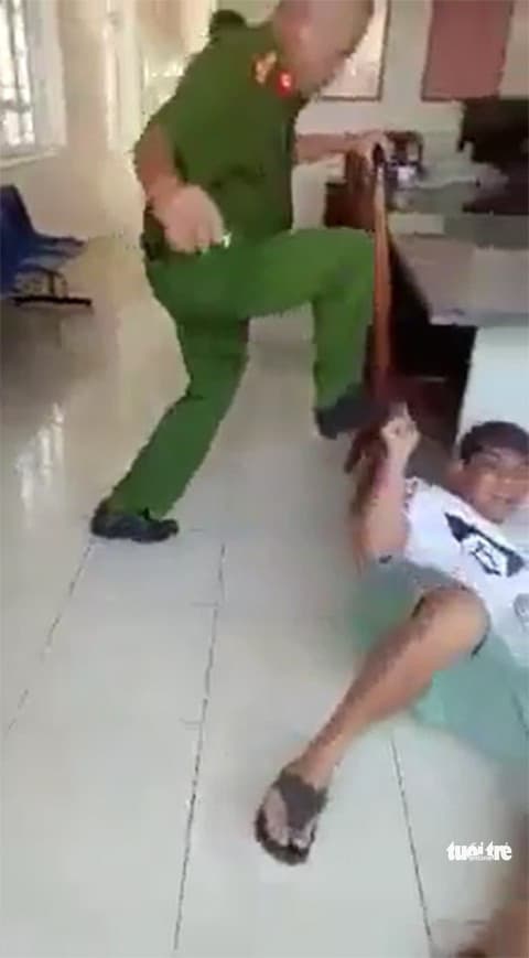 Tạm đình chỉ phó công an phường dùng chân tác động vào người làm chứng - Ảnh 2.