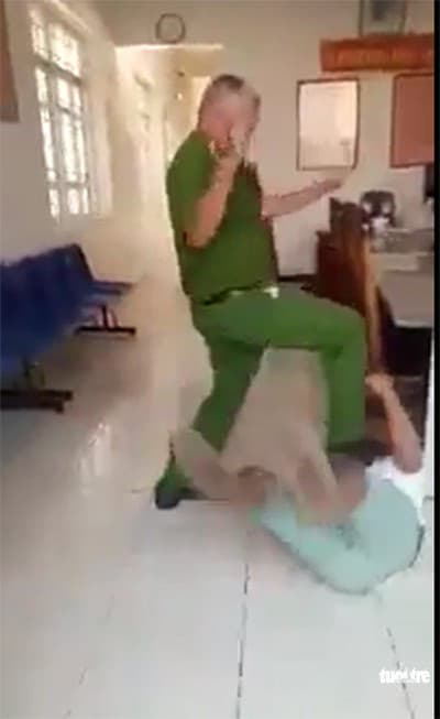 Tạm đình chỉ phó công an phường dùng chân tác động vào người làm chứng - Ảnh 3.
