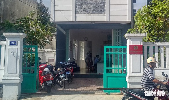 Tạm đình chỉ phó công an phường dùng chân tác động vào người làm chứng - Ảnh 4.
