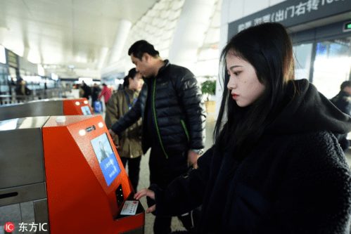 Hành khách dùng hệ thống nhận diện khuôn mặt và thẻ căn cước để check-in tại nhà ga ở Hàng Châu, Chiết Giang, Trung Quốc vào 16/1. Ảnh: IC.