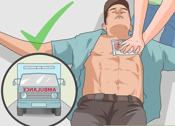 Dùng miếng vải gập thành nhiều lớp, đặt lên vết thương. Khi vải đã thấm nhiều máu, không thay miếng khác mà đệm thêm lên. Ảnh: Wikihow