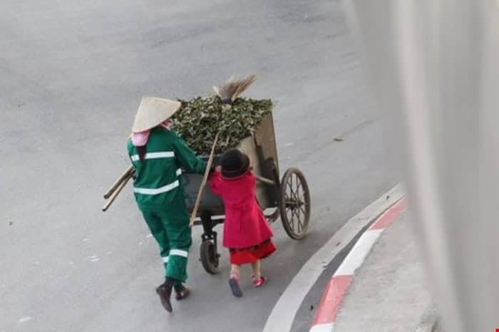 Ở đâu có mẹ, ở đó có Tết - bức ảnh của mẹ con cô lao công