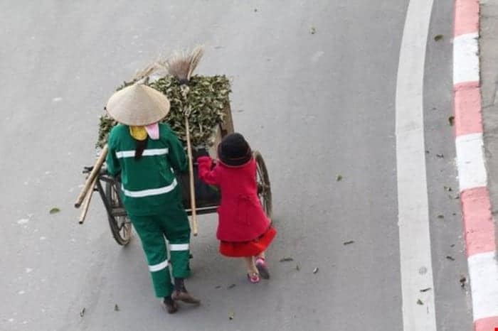 Ở đâu có mẹ, ở đó có Tết - bức ảnh của mẹ con cô lao công