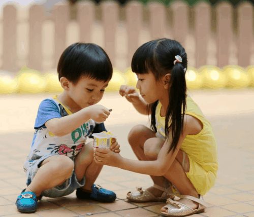 Con gái nên được nuôi bằng tình yêu thương, nhẹ nhàng và đầy đủ để sau này có đủ chính kiến không bị cám dỗ. Ảnh: Sohu.