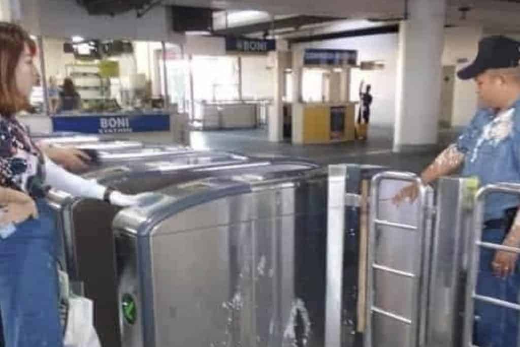 Nu sinh tan cong canh sat va cau hoi lon ve quan he TQ - Philippines hinh anh 1