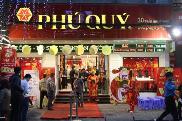 Xếp hàng từ 1h sáng chờ mua vàng ngày vía Thần tài - Ảnh 8.