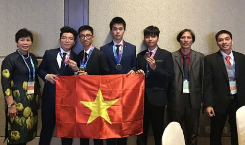 Trần Xuân Tùng (thứ 3 từ trái sang) cùng đoàn Việt Nam dự thi Olympic Thiên văn học và Vật lý thiên văn quốc tế 2018. Ảnh: TTXVN.