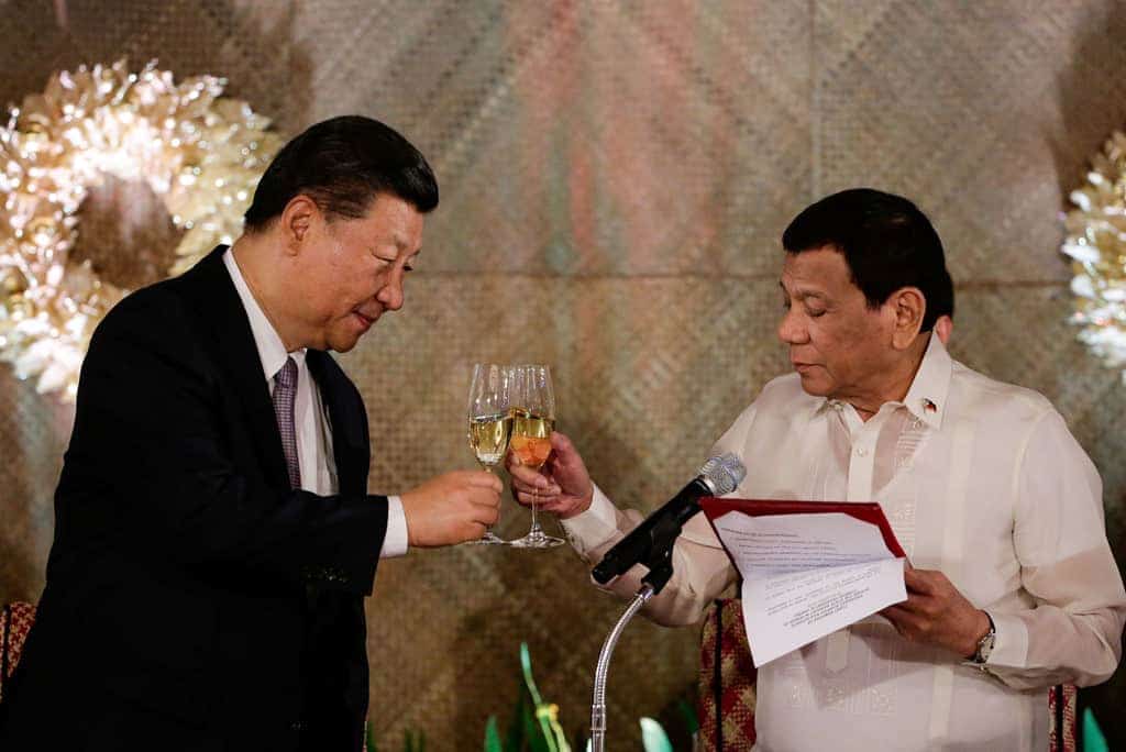 Nu sinh tan cong canh sat va cau hoi lon ve quan he TQ - Philippines hinh anh 3