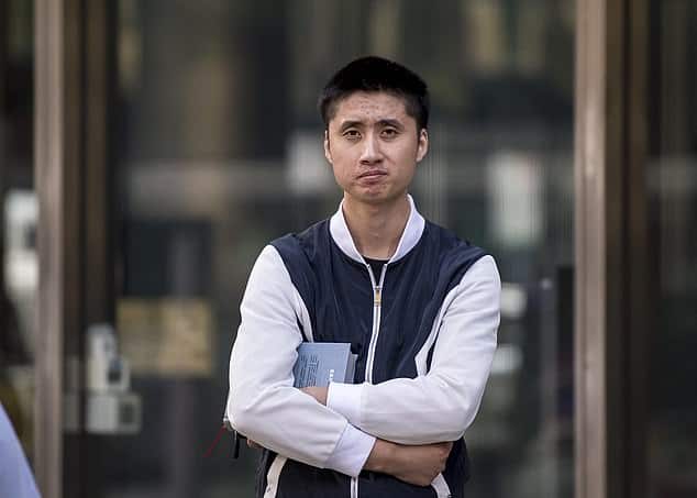 Yadong Pan, 28 tuổi, đã bị kết án vào thứ Hai ba năm và bốn tháng tù vì lái xe nguy hiểm sau khi anh ta lái xe qua một biển báo dừng giết chết George Hullo 52 tuổi tại Birregurra vào năm 2017. Pan không thể đọc các dấu hiệu và nói GPS đã cho ấn tượng anh ta đang ở trên một con đường chính. "Không có cách nào tôi có thể tha thứ cho mình", ông nói trong một tuyên bố đệ trình lên tòa án