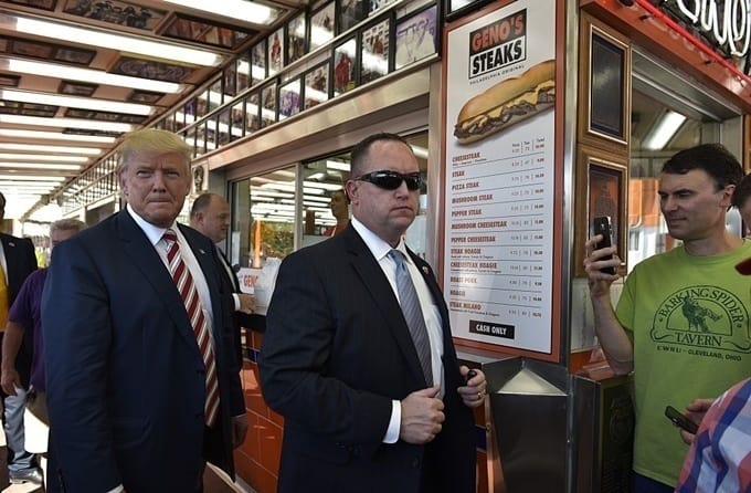 Trump xếp hàng chờ mua thức ăn nhanh.