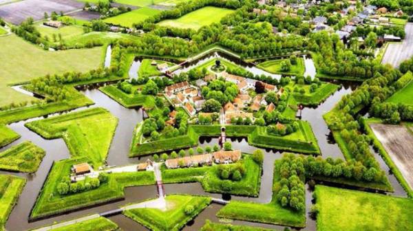 Ghé thăm ngôi làng “không đường đi”, nhà nhà phủ đầy hoa tươi, đẹp như lạc trong thế giới cổ tích